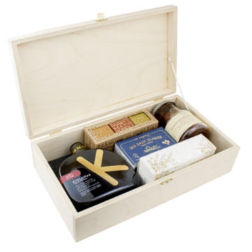Premium Greek Gift Box with Authentic Mediterranean Delicacies Elegant wooden box filled with Greek gourmet products including olive oil, honey, sea salt, and herbs – a luxurious Mediterranean gift set